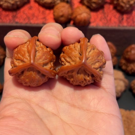 文玩核桃吊坠三棱