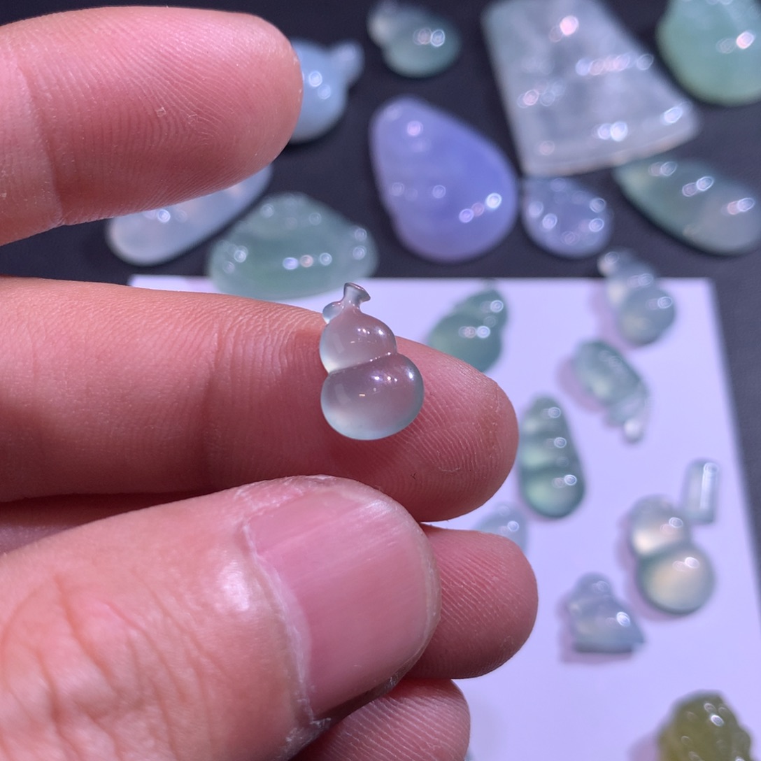 翡翠未镶嵌颈饰葫芦