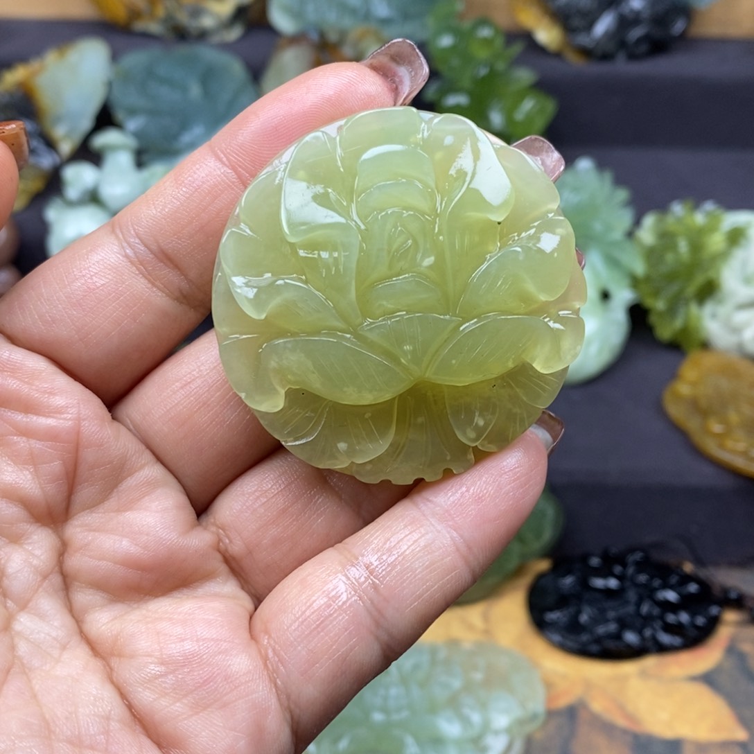 蛇纹石玉颈饰未镶嵌