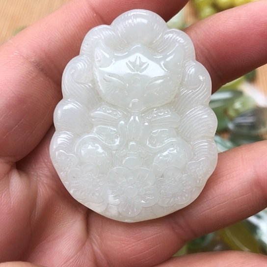 蛇纹石玉颈饰合金