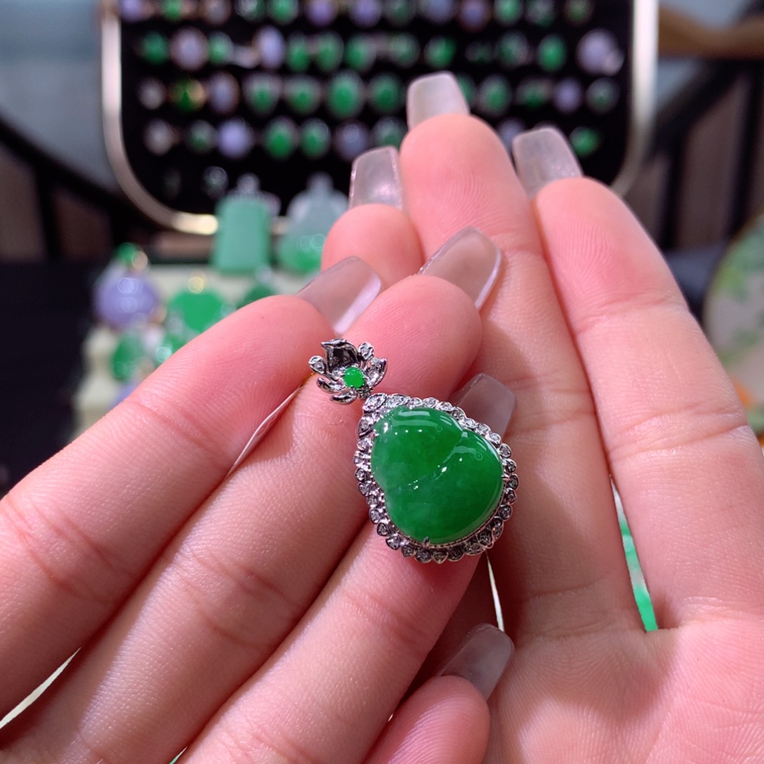 翡翠颈饰18K金镶嵌翡翠