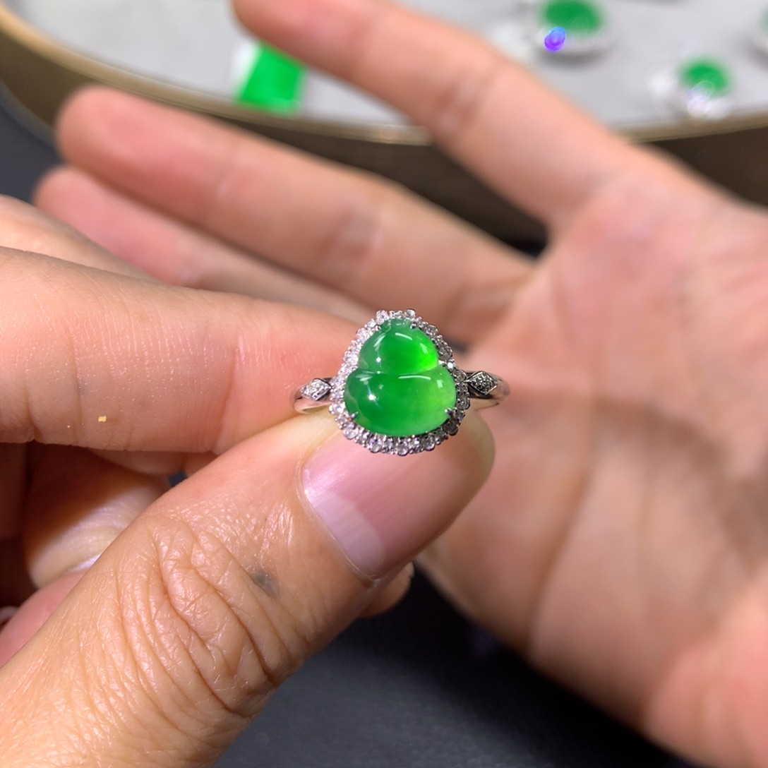 翡翠戒指18K金镶嵌翡翠