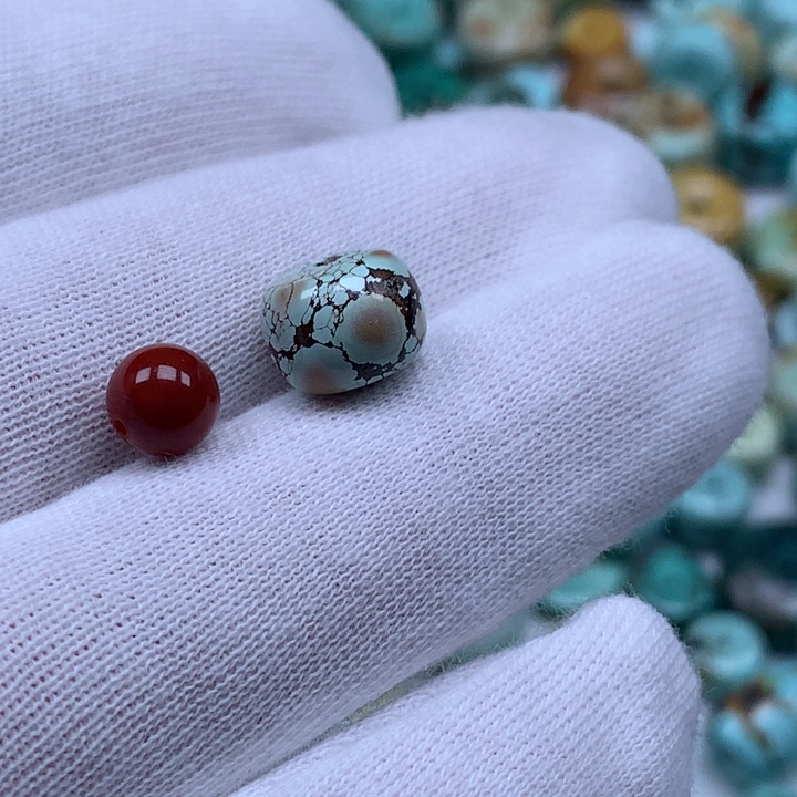 在***里未镶嵌南红玛瑙珠宝奇石