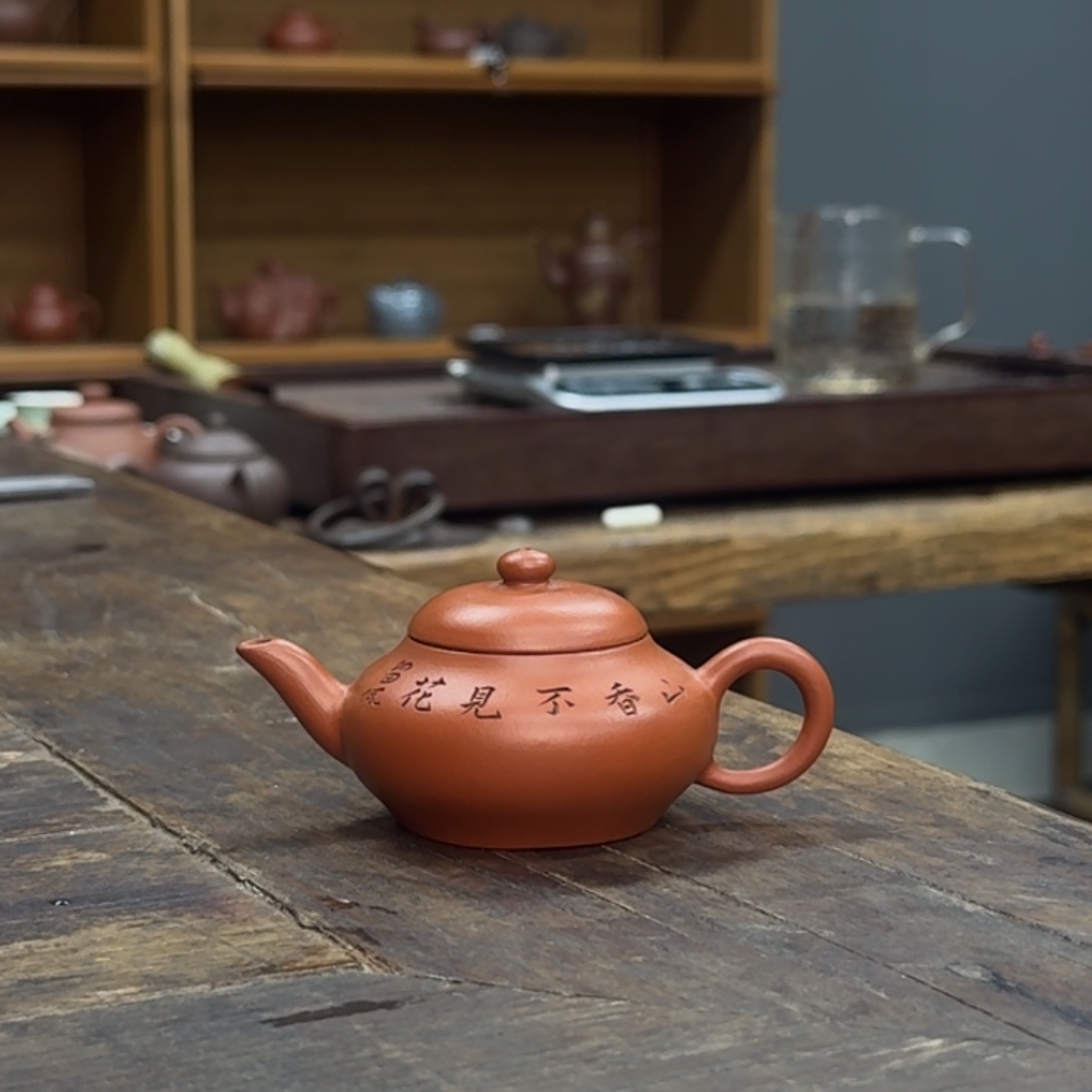 紫砂茶壶老壶一把手里