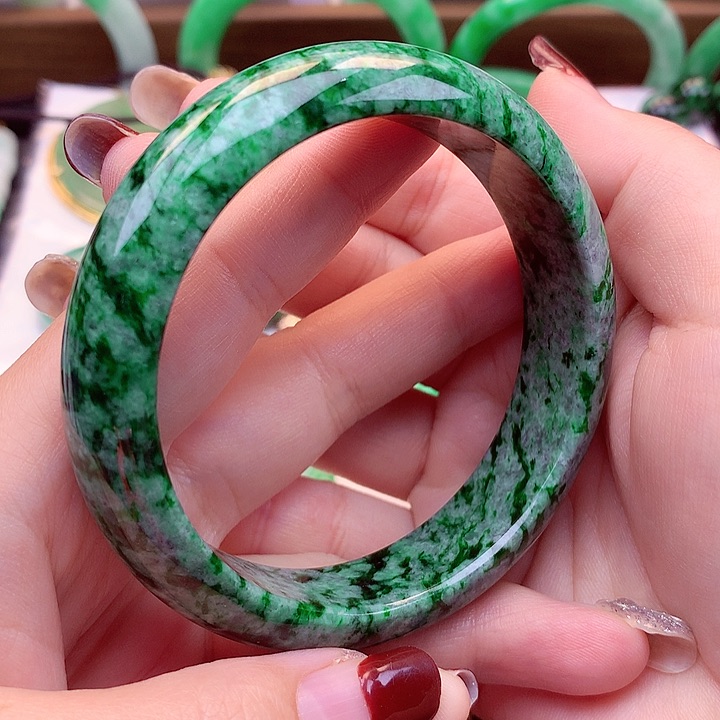 翡翠手镯未镶嵌翡翠