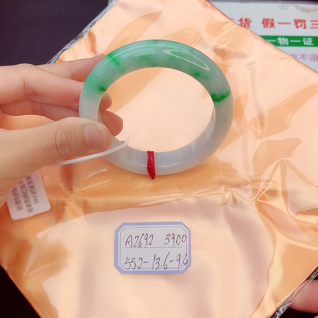 翡翠手镯未镶嵌霓*
