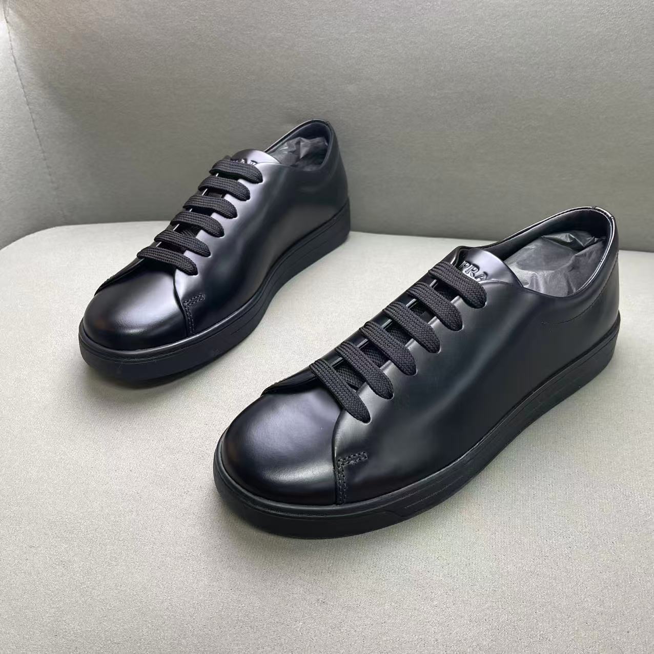 未使用 Prada/普拉达 黑色时尚亮面压印logo板鞋 40.5/41/42码