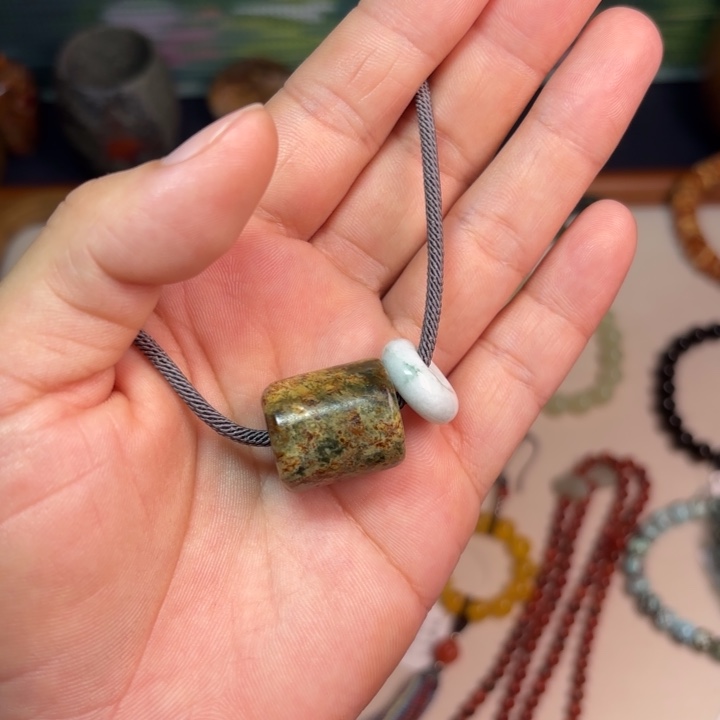 颈饰未镶嵌岫岩河磨玉（透闪石质玉）