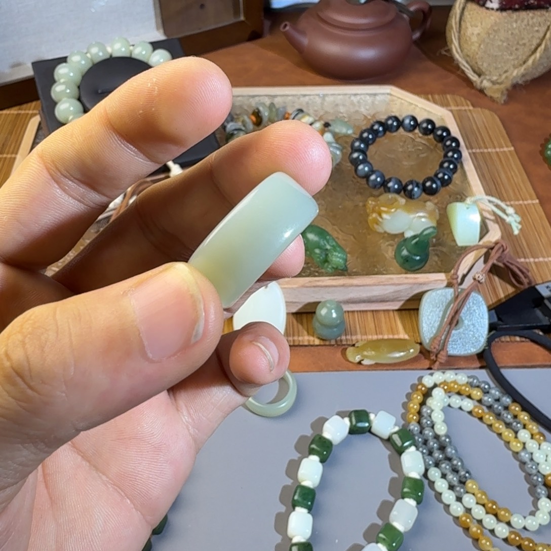 君***浩和田玉（糖玉）未镶嵌手链