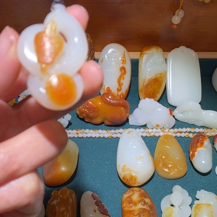 云***登和田玉未镶嵌颈饰