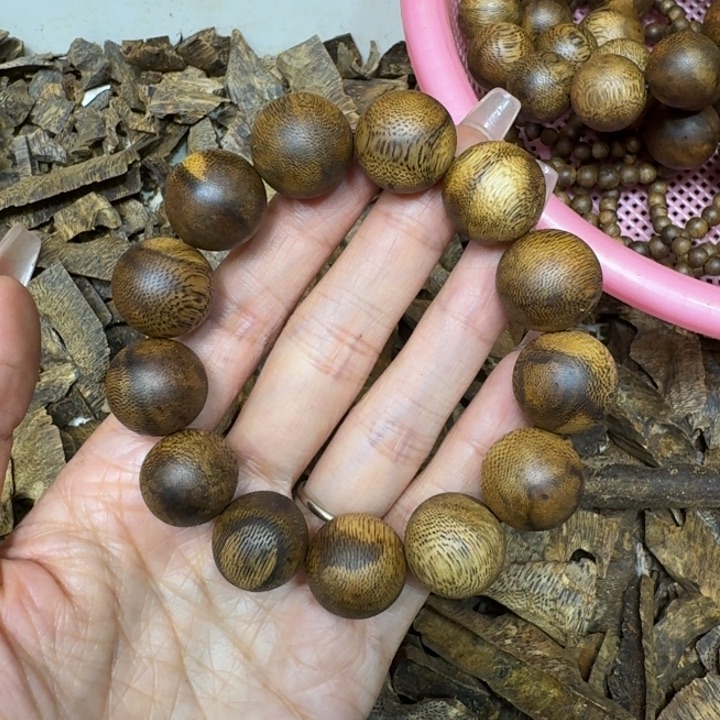 沉香手串白棋一条