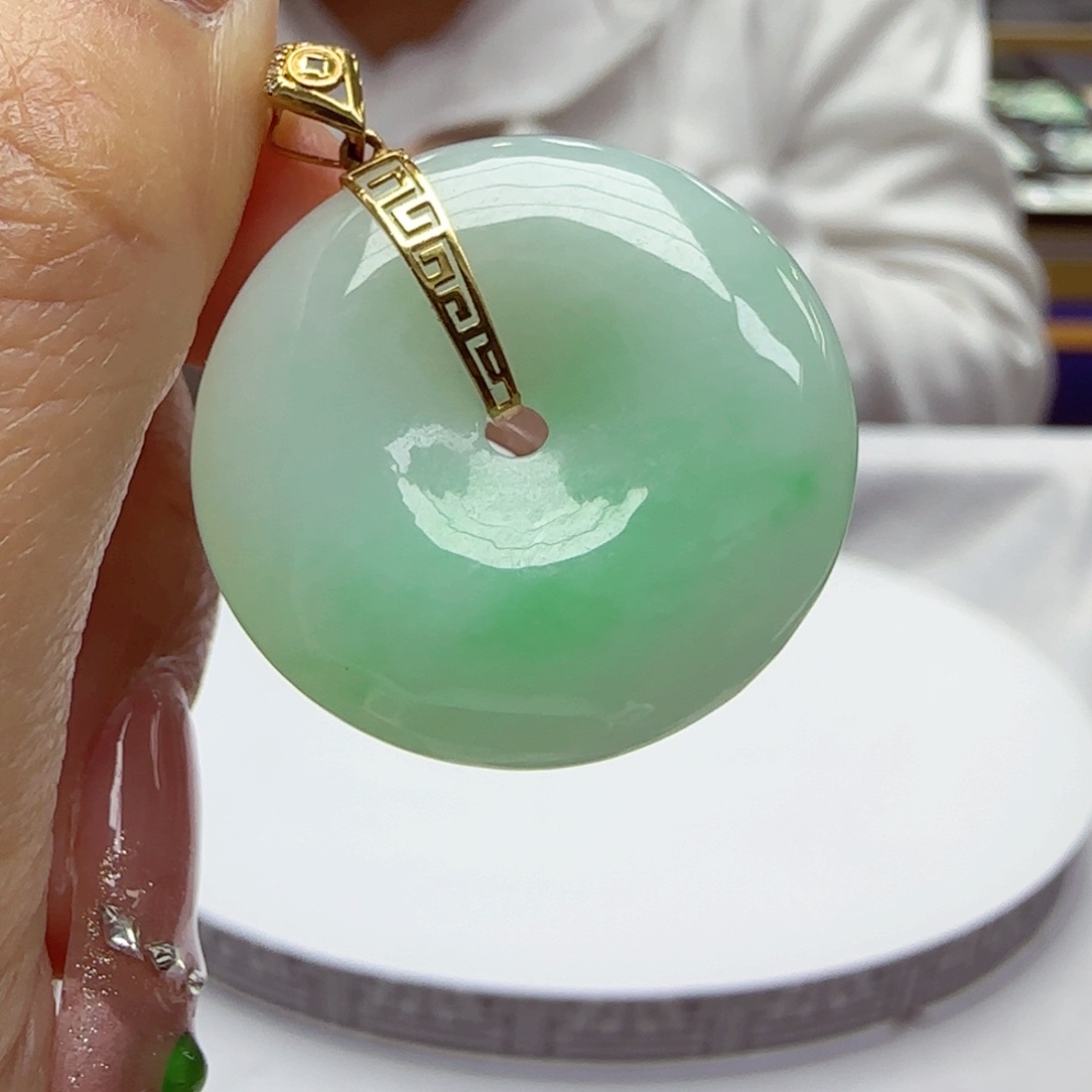 颈饰18K金镶嵌翡翠平安扣