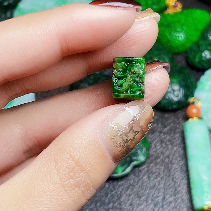 翡翠未镶嵌颈饰多样性