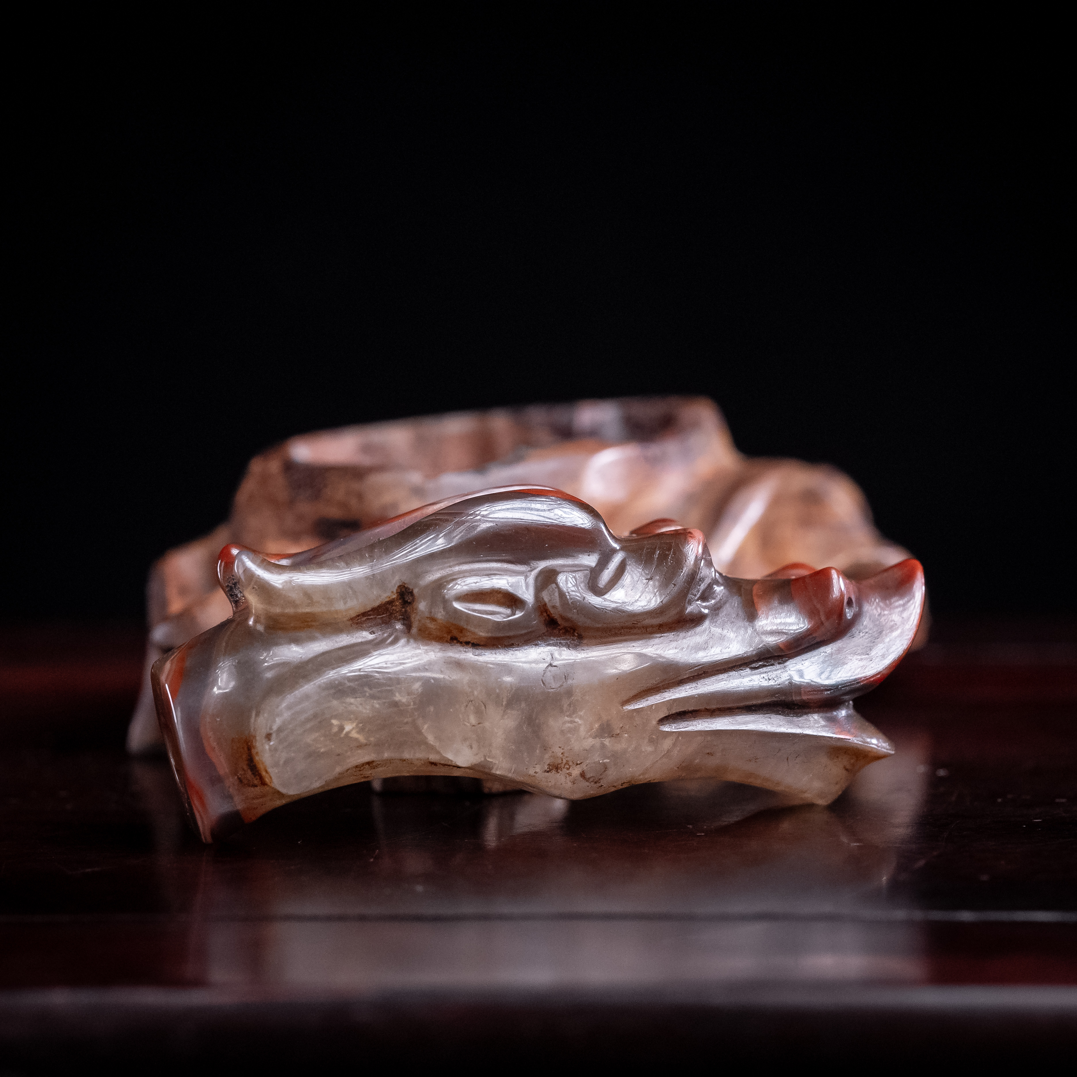 明代天然红缟玛瑙龙首