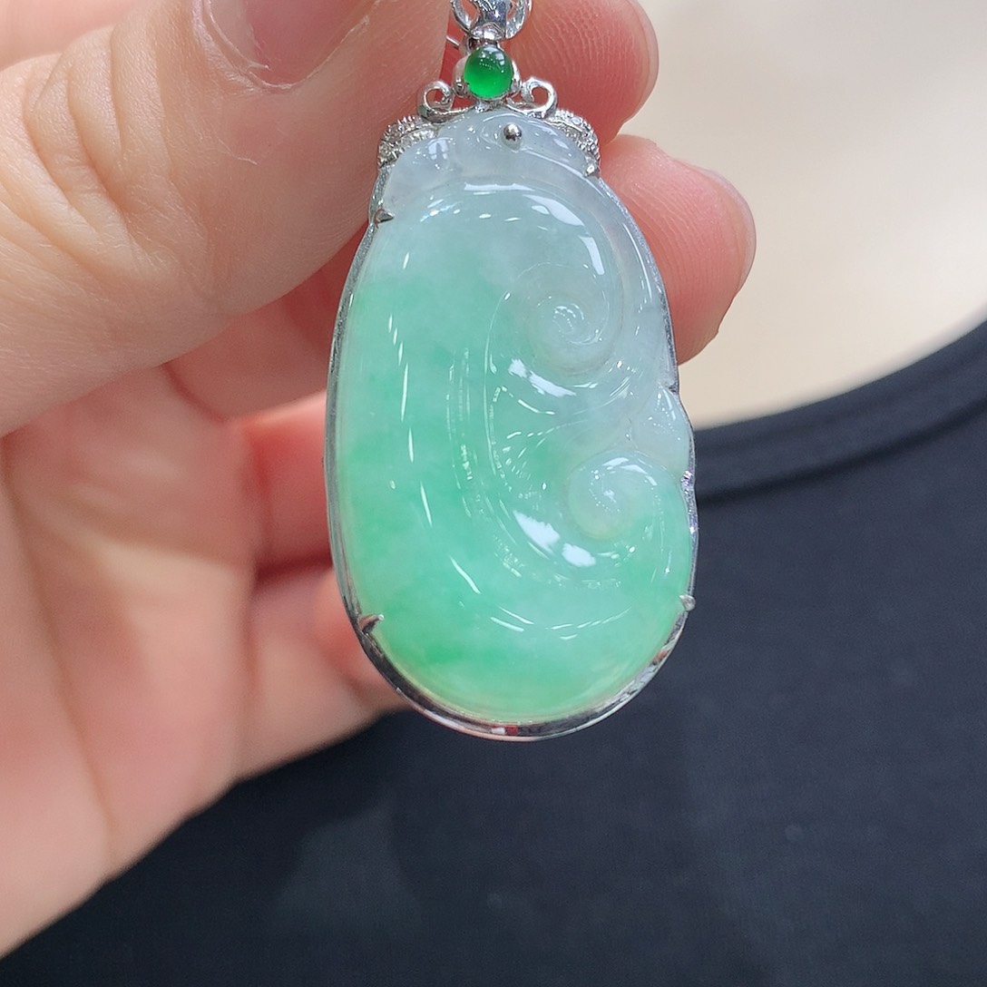 翡翠颈饰18K金镶嵌如意