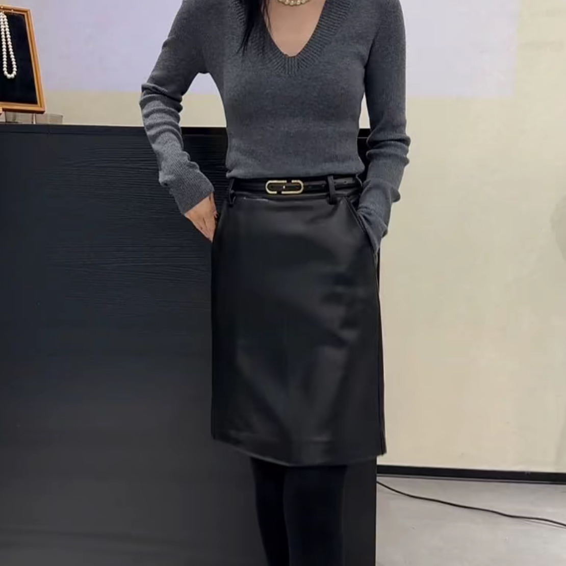 890高级感时髦御姐气质风后开衩黑色五分皮裙97