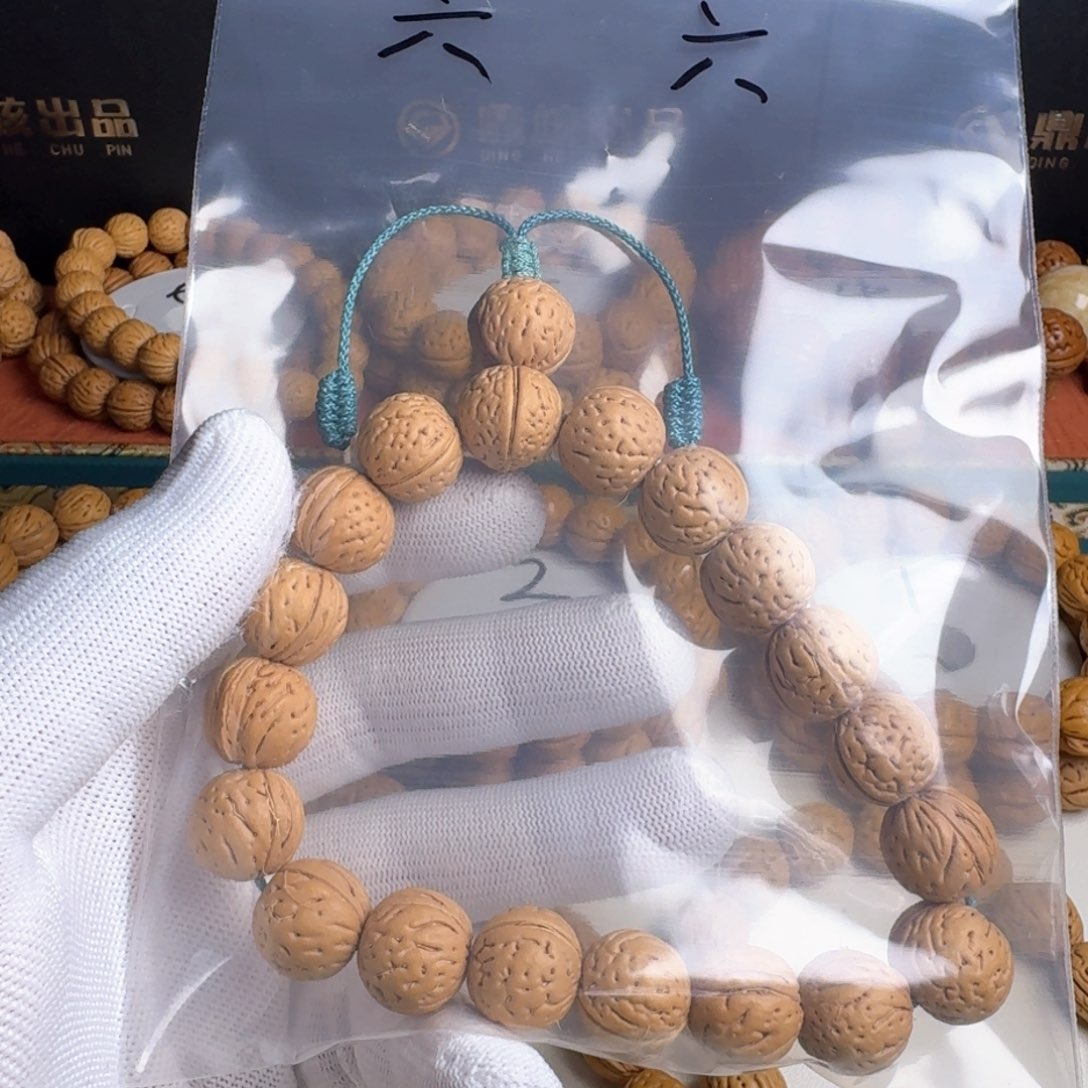 桃核吊坠六*盘锦桃核手持15尺寸