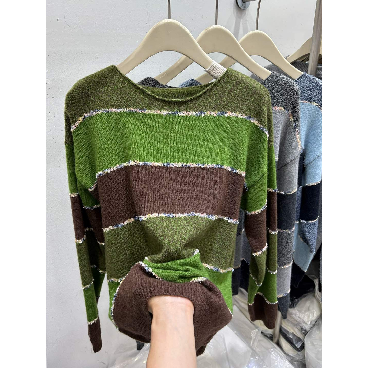 H28撞色长袖针织衫上衣女秋冬新款宽松卷边圆领亮片设计感毛线衣