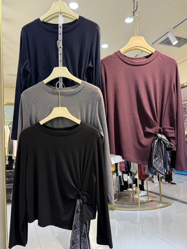 设计款丝巾不规则打底衫