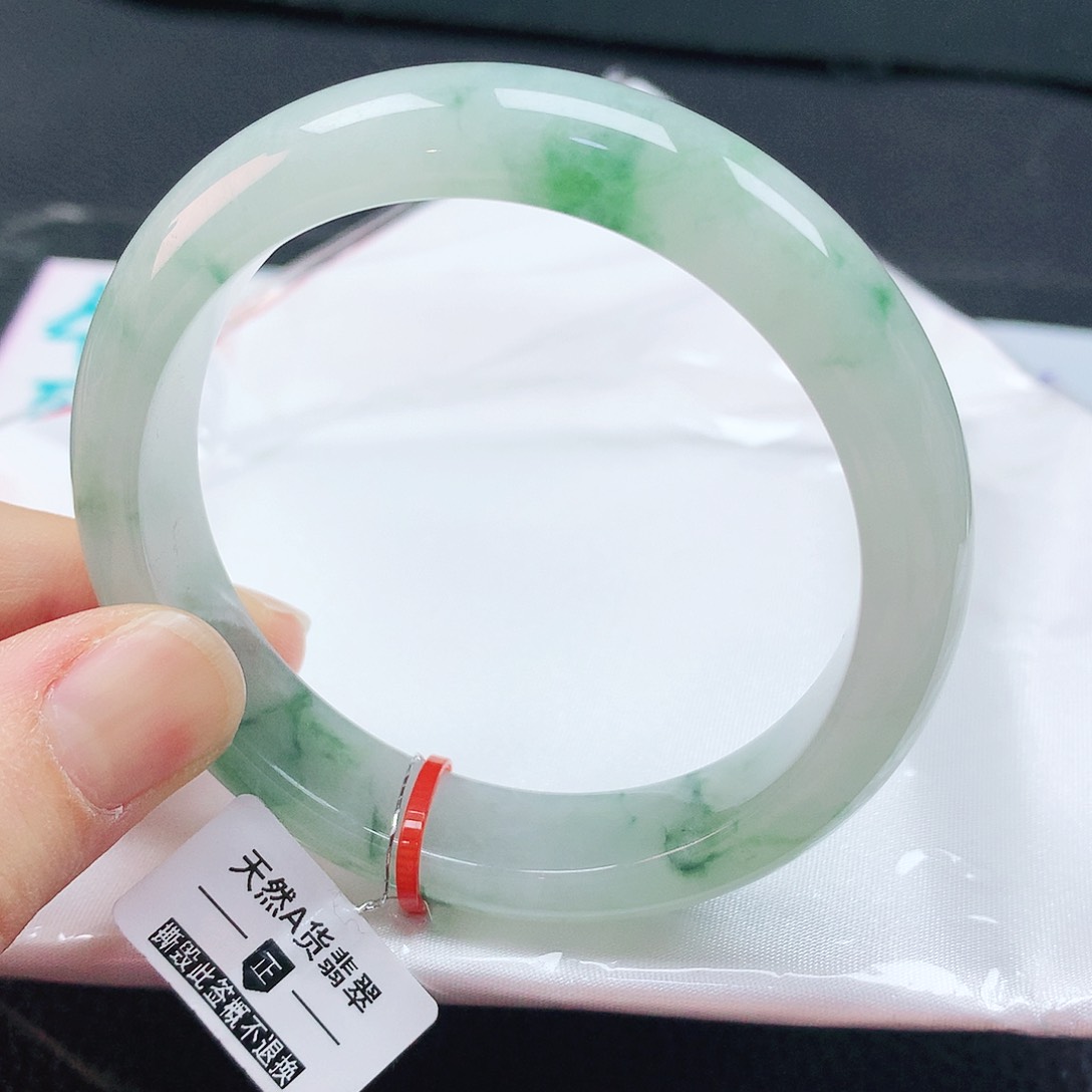 翡翠手镯未镶嵌55圈