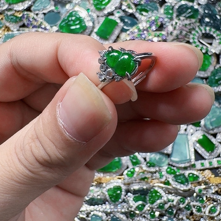 翡翠颈饰未镶嵌天然A货翡翠放漏