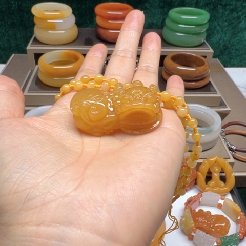 石英质玉（黄龙玉）颈饰未镶嵌天***