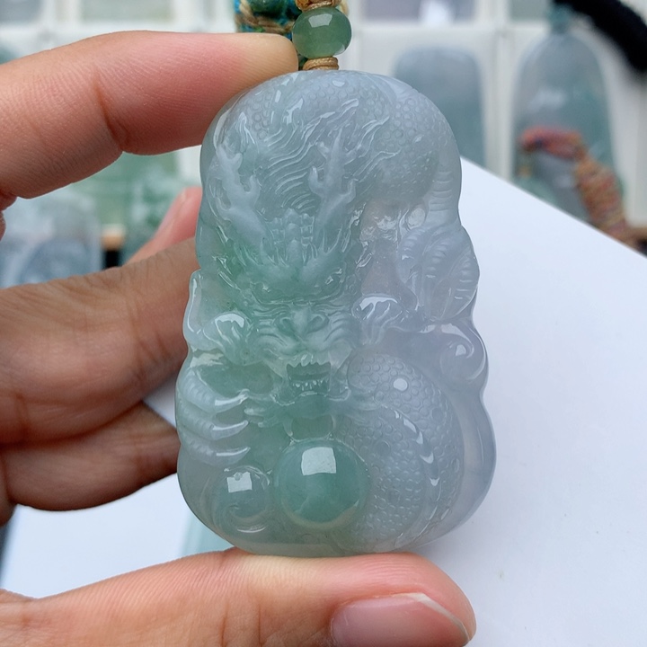 翡翠未镶嵌颈饰龙