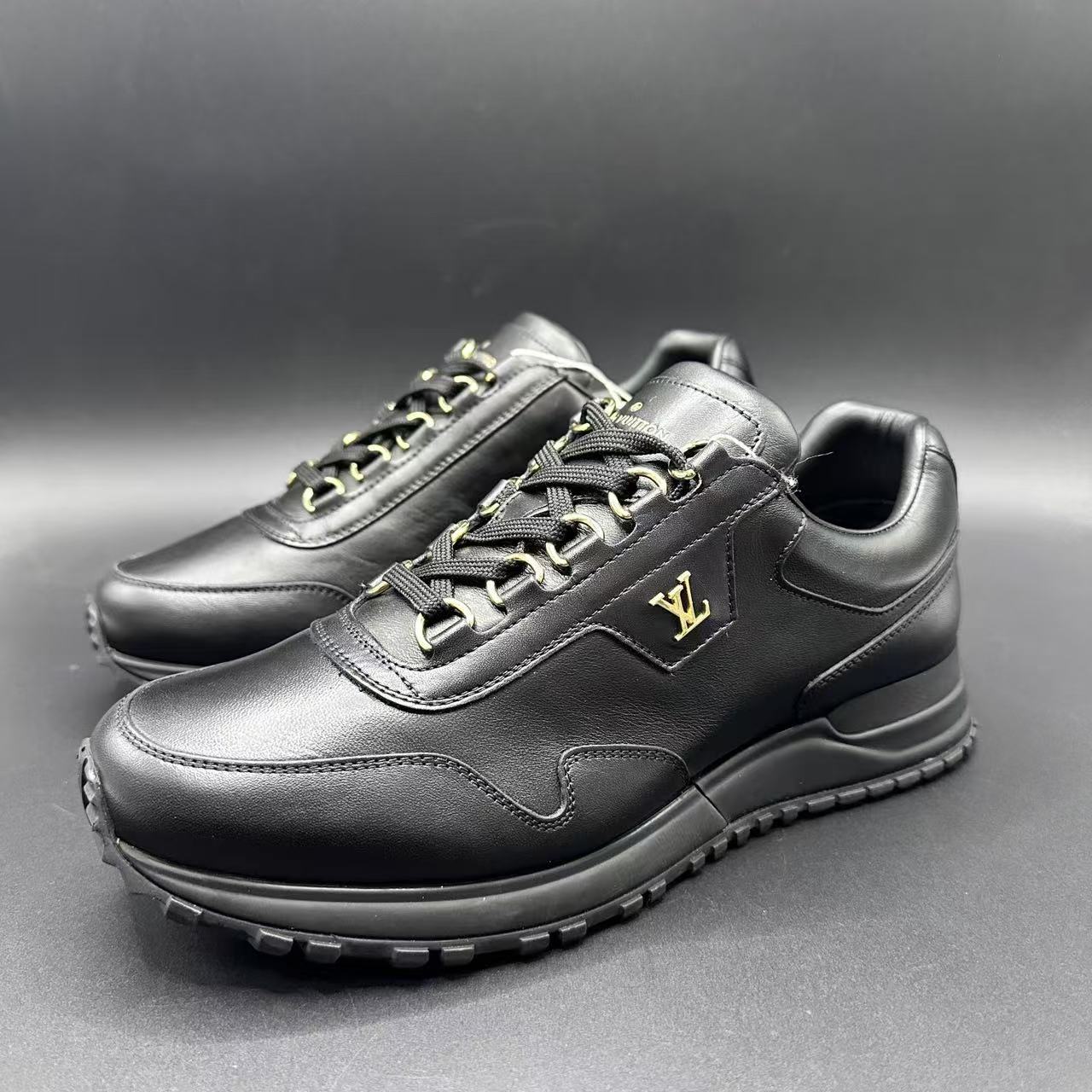 95新 LouisVuitton/路易威登 男士黑色时尚金标板鞋39码zy247