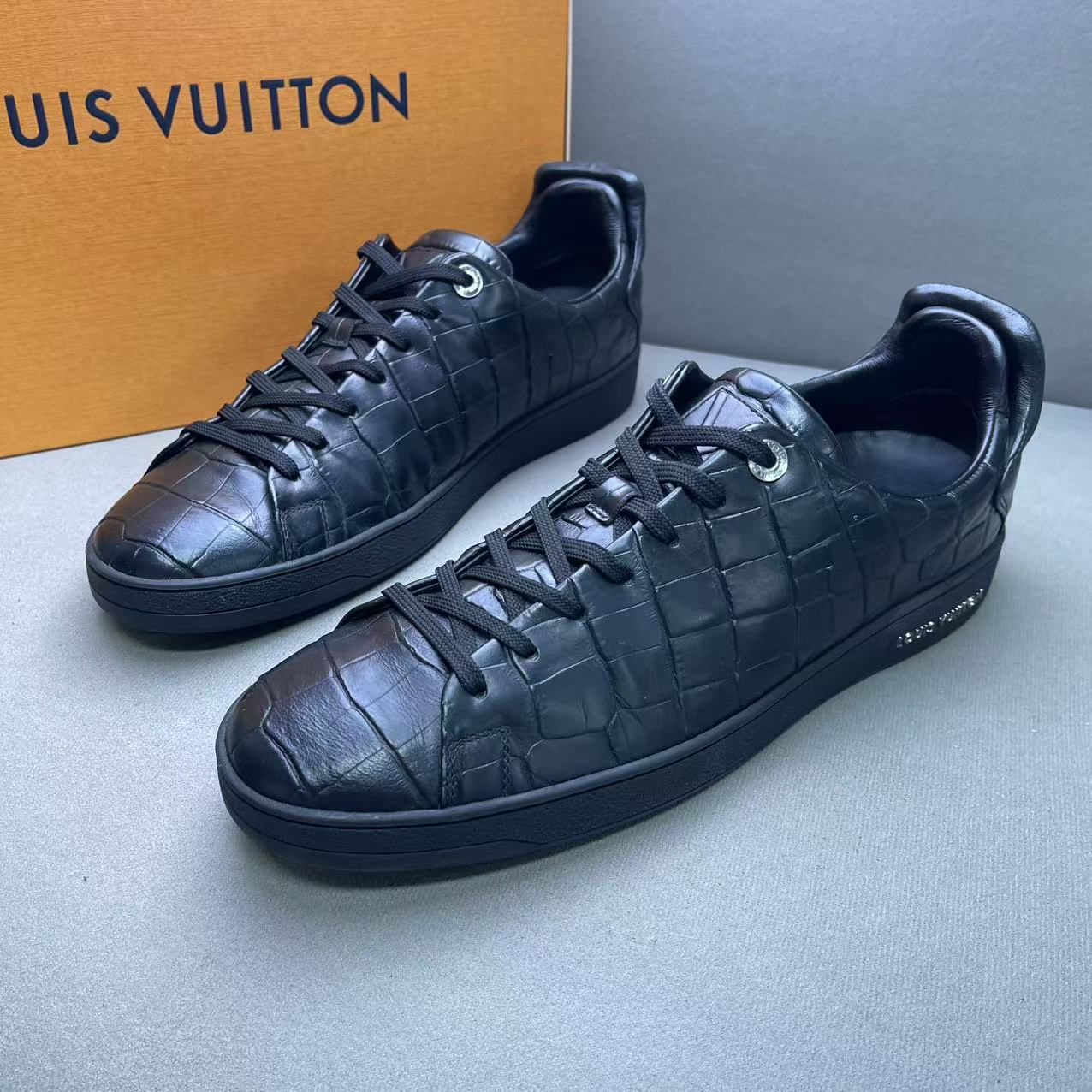 95新 LouisVuitton/路易威登 黑色鳄鱼纹皮革面时尚板鞋40.5码