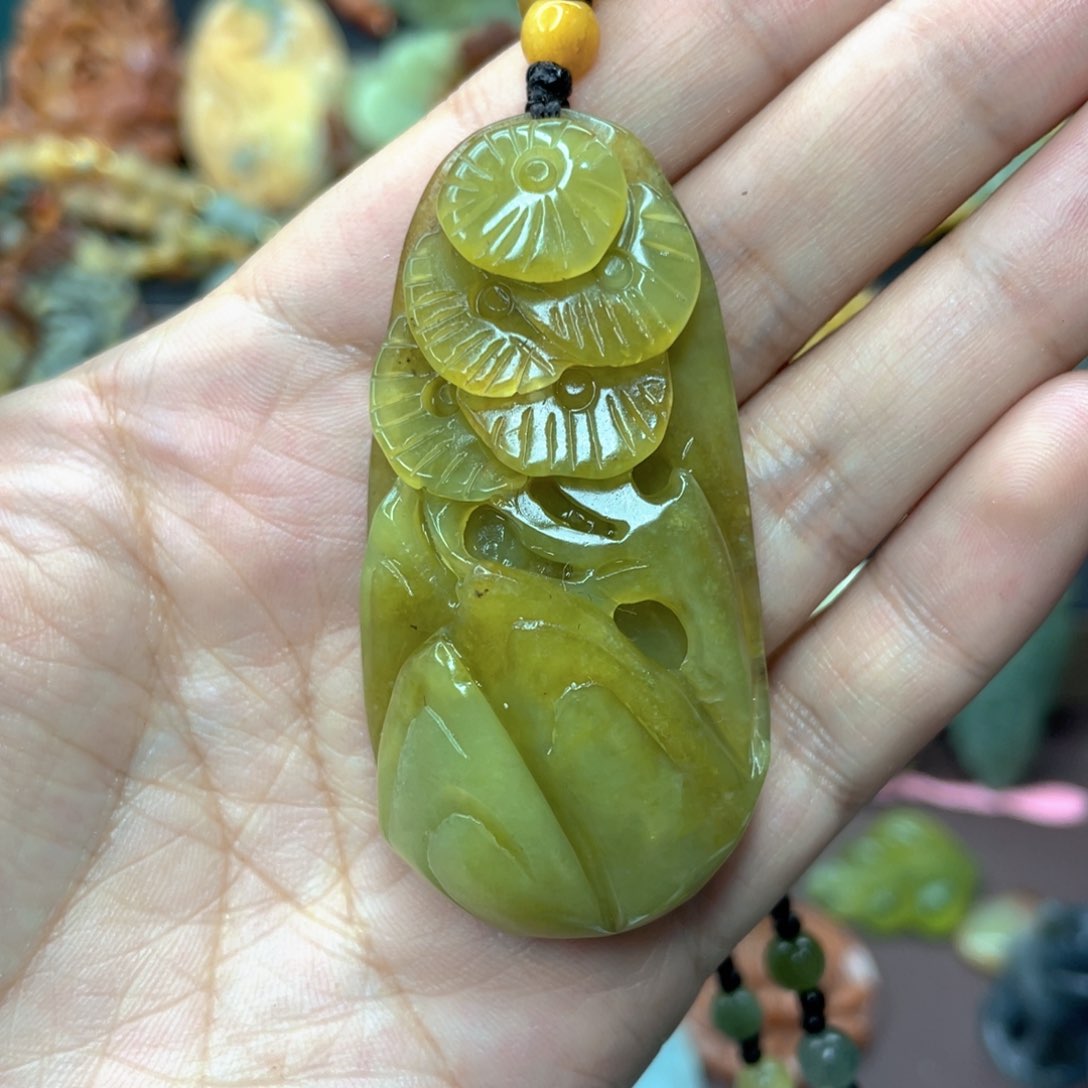 蛇纹石玉颈饰未镶嵌