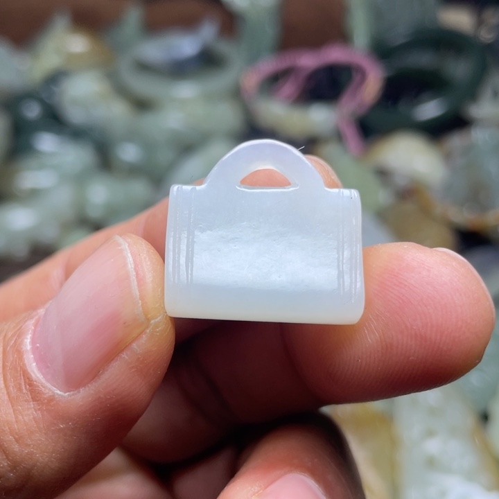 R***b和田玉未镶嵌颈饰