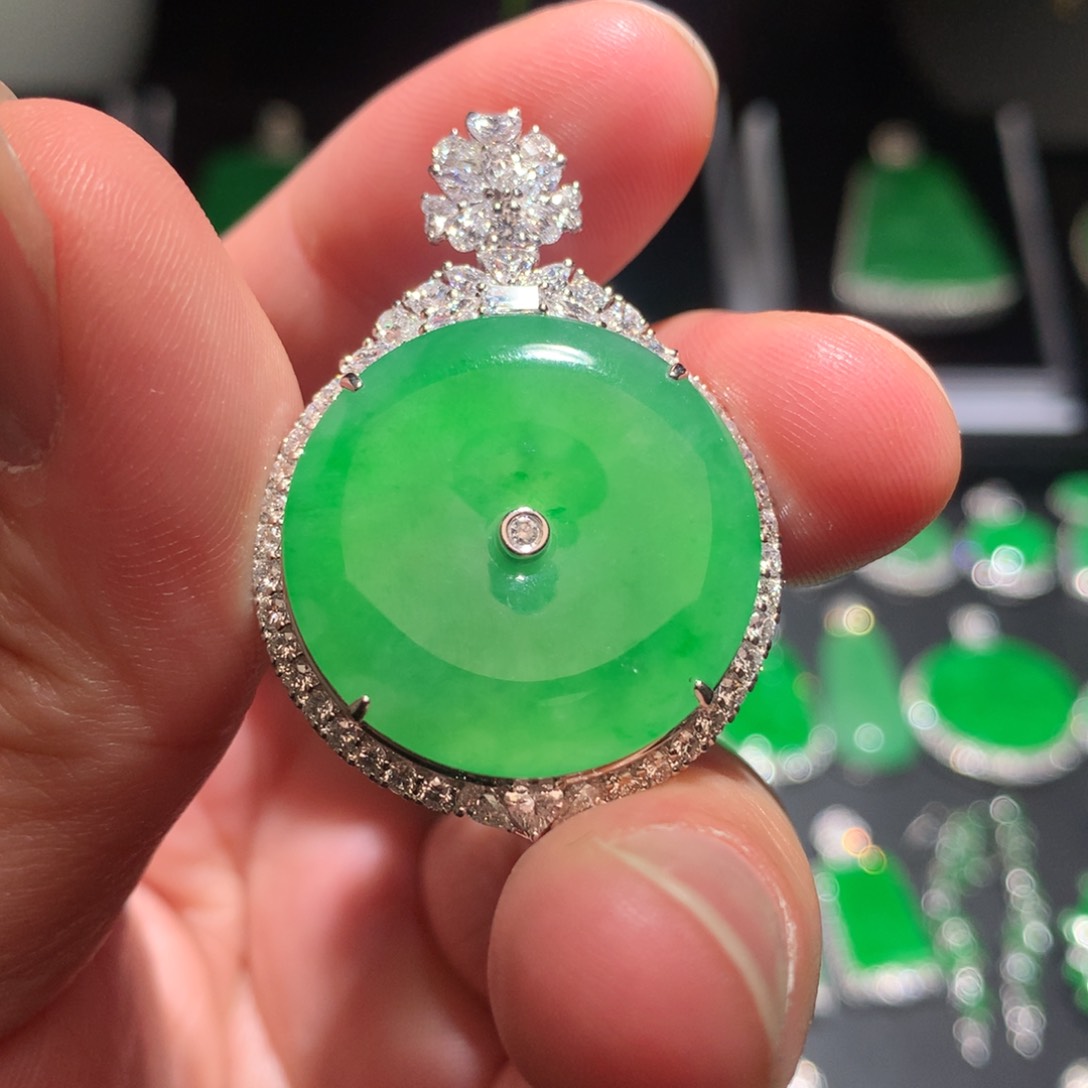 翡翠颈饰18K金镶嵌翡翠