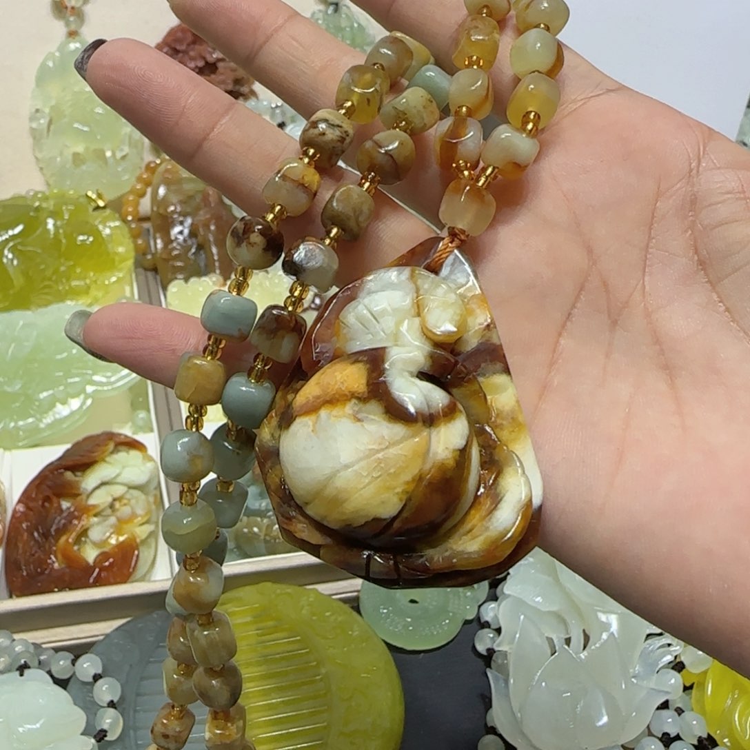未镶嵌蛇纹石玉吊坠