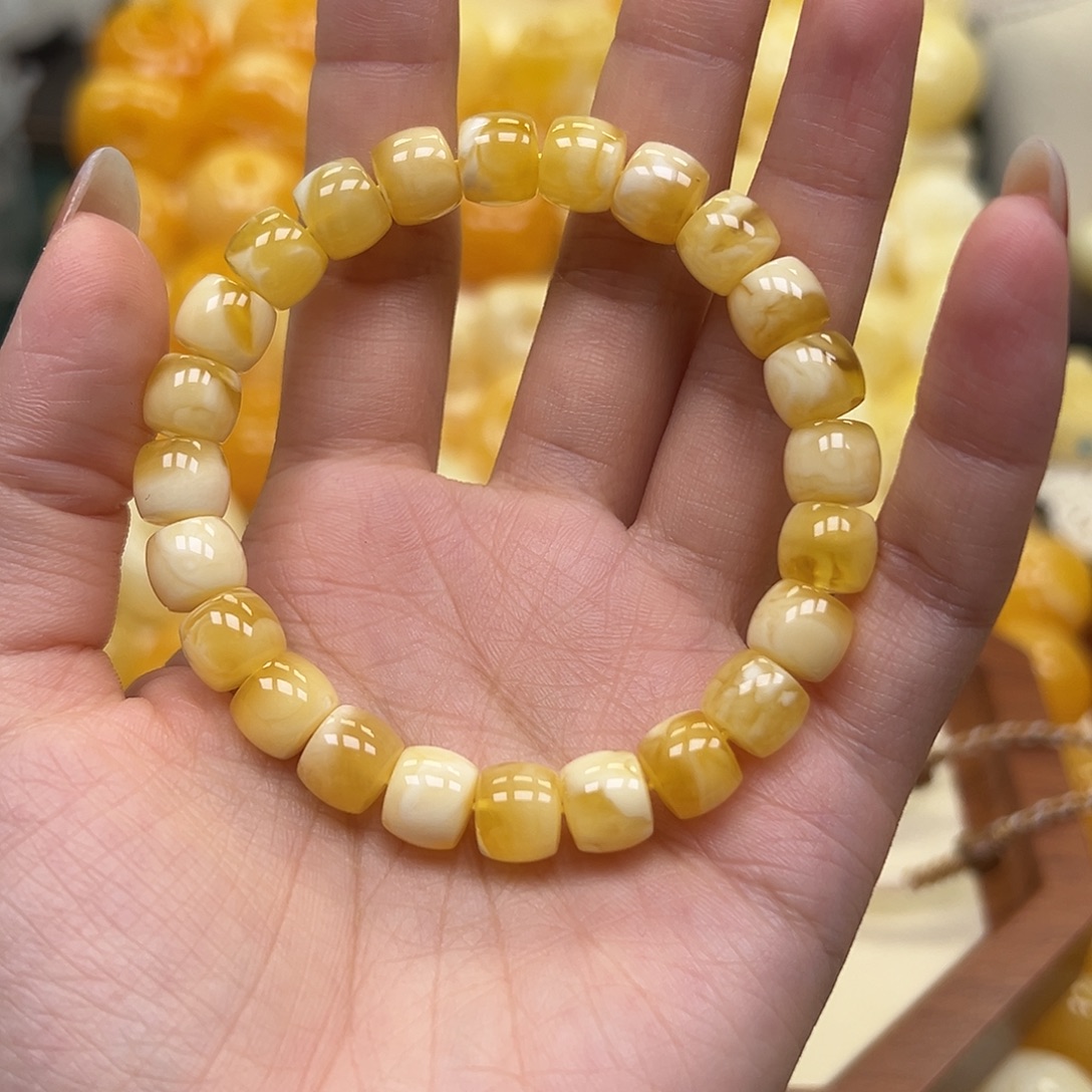 苏***米琥珀未镶嵌颈饰蜜蜡