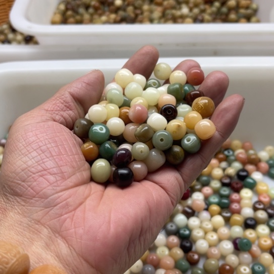 春***面白玉菩提吊坠瑕疵11彩色混珠