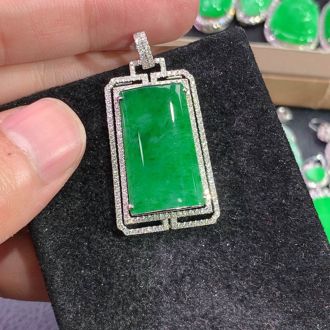 翡翠吊坠(赠链)18K金镶嵌