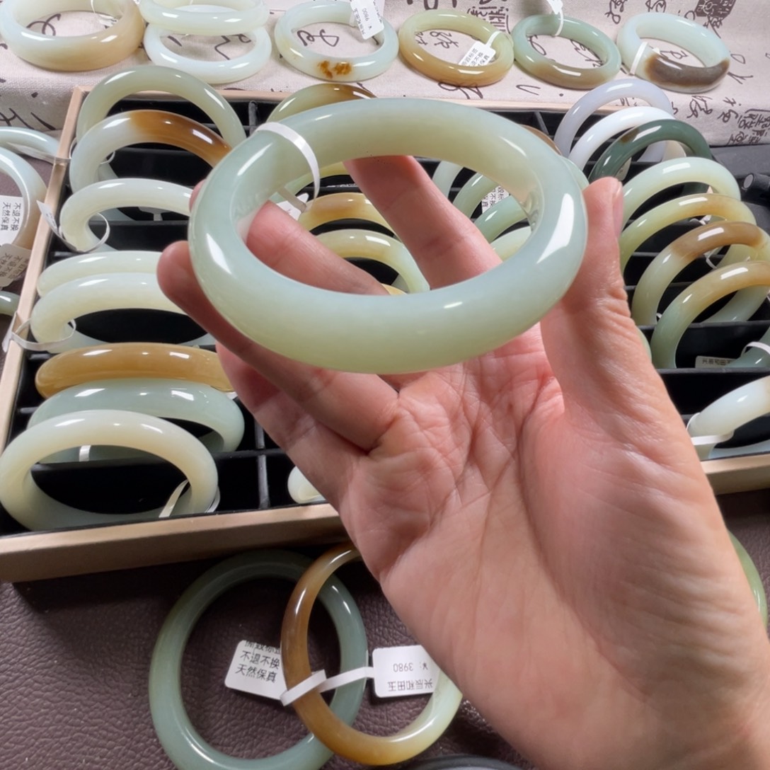 和田玉未镶嵌手镯