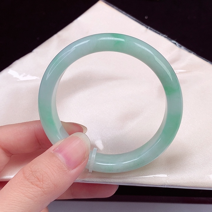 翡翠手镯未镶嵌翡翠