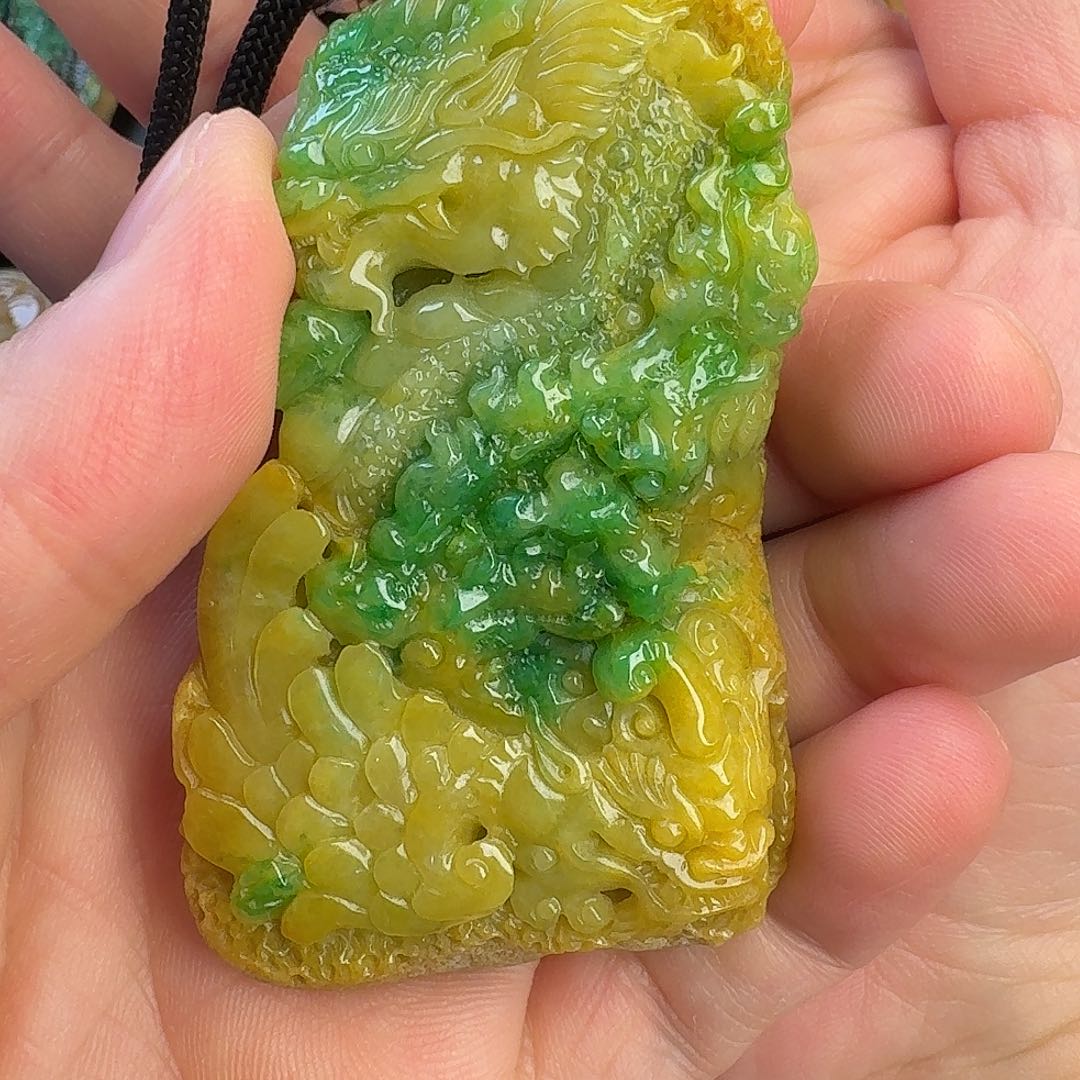 翡翠未镶嵌颈饰龙
