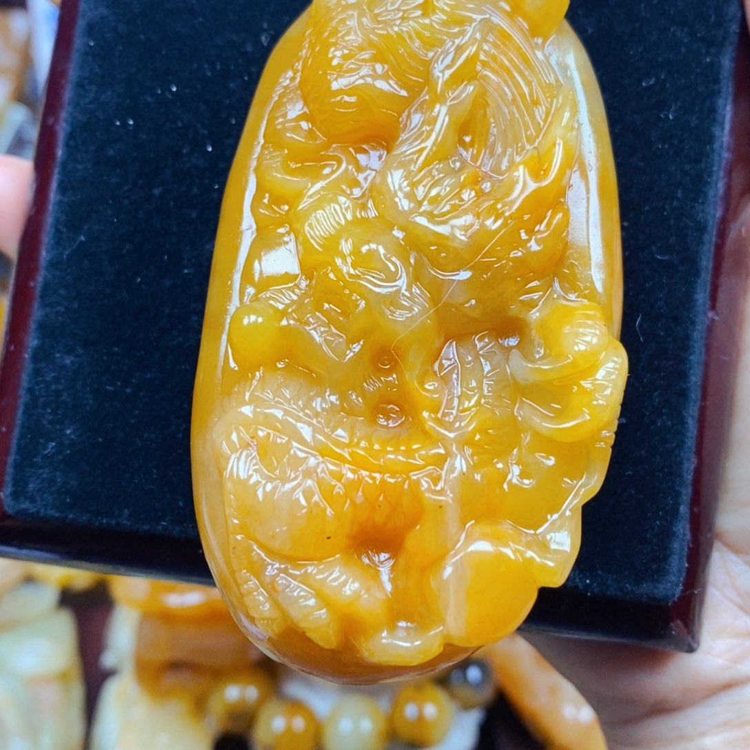 石英质玉（黄龙玉）未镶嵌颈饰