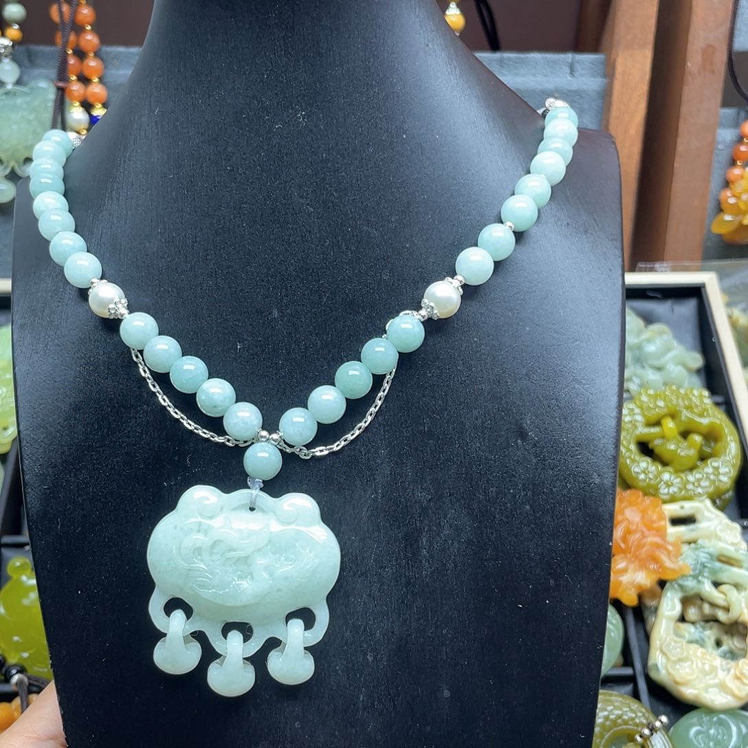 蛇纹石玉未镶嵌颈饰