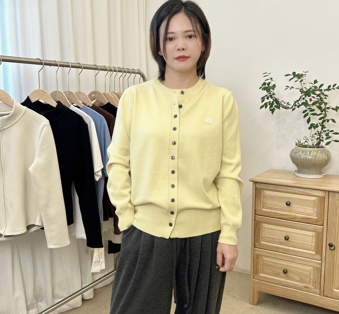 JUNZHU 早秋新款简约大气百搭圆领单排小方扣柔软羊毛针织衫