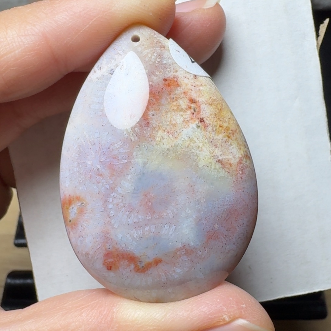 硅化玉带点皮的浅紫红大花，能盘未镶嵌