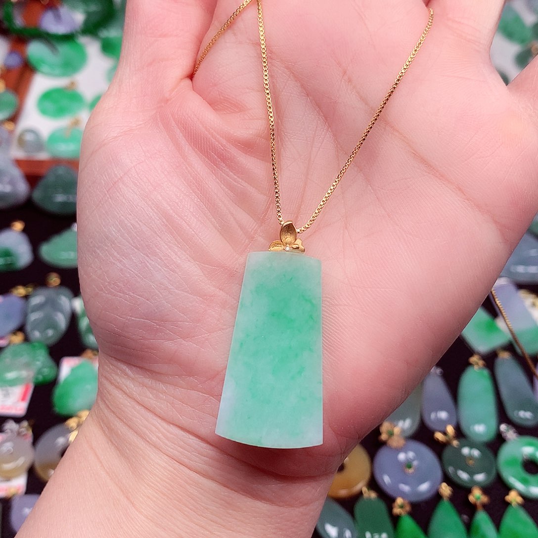 翡翠18K金镶嵌颈饰