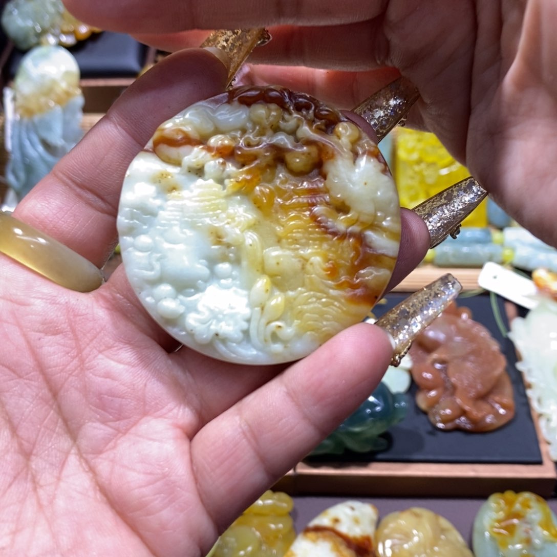 蛇纹石玉颈饰未镶嵌