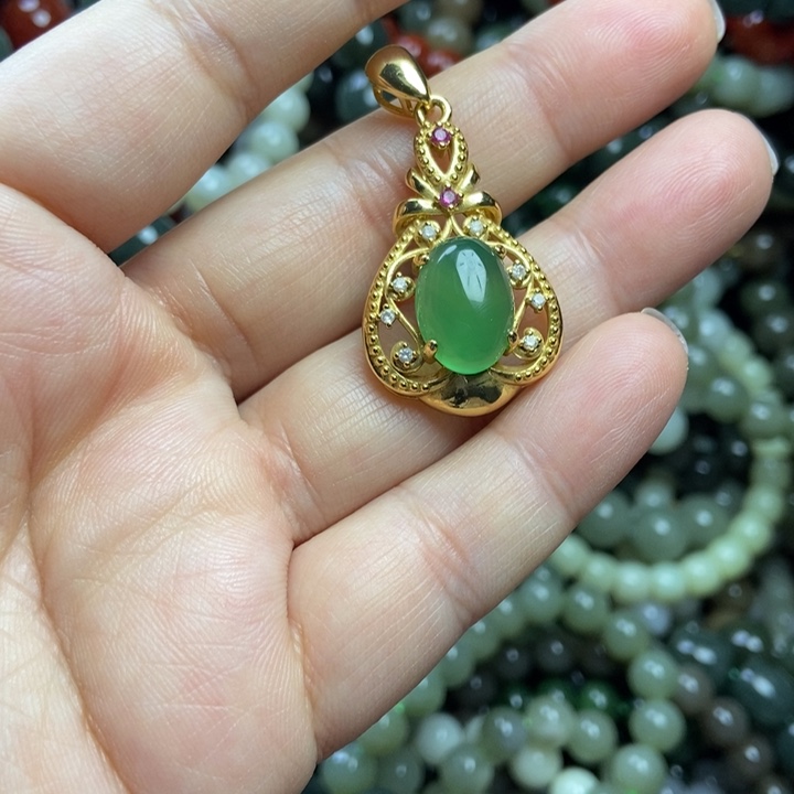 透闪石质玉合金颈饰