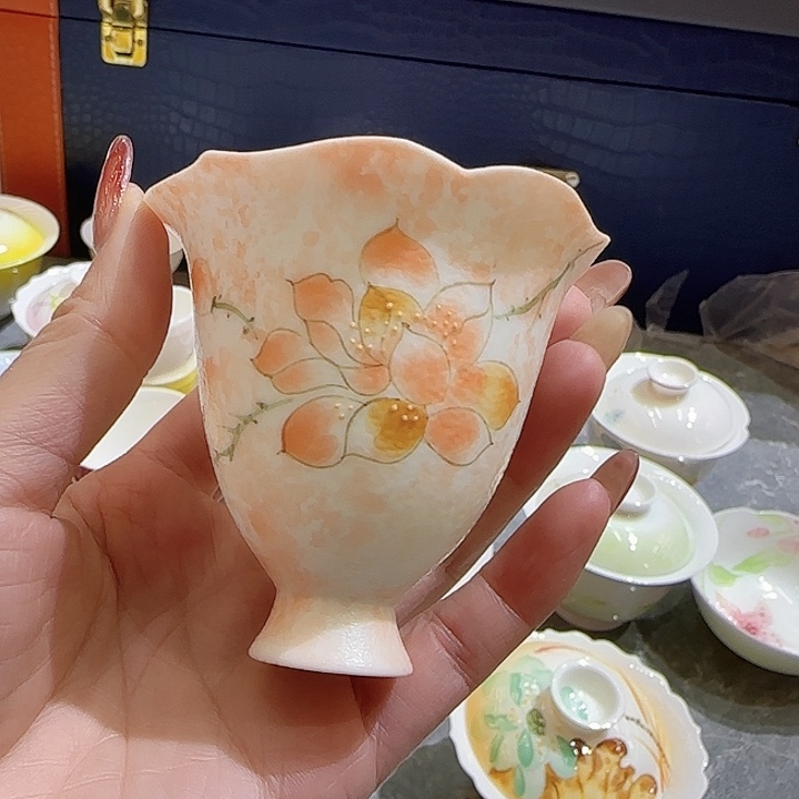 茶杯的设计是由传统家具风格打造