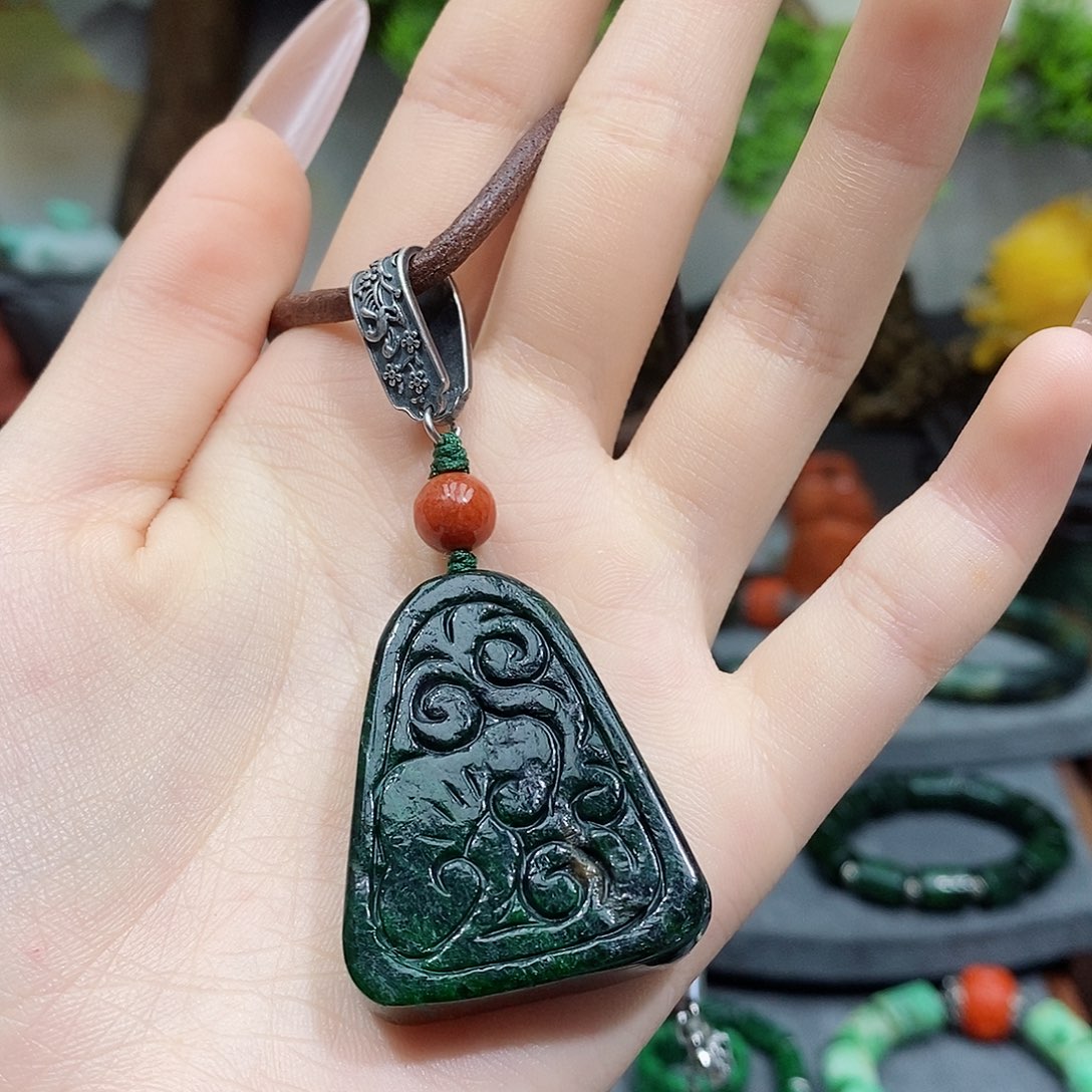 翡翠颈饰未镶嵌漂亮美眉