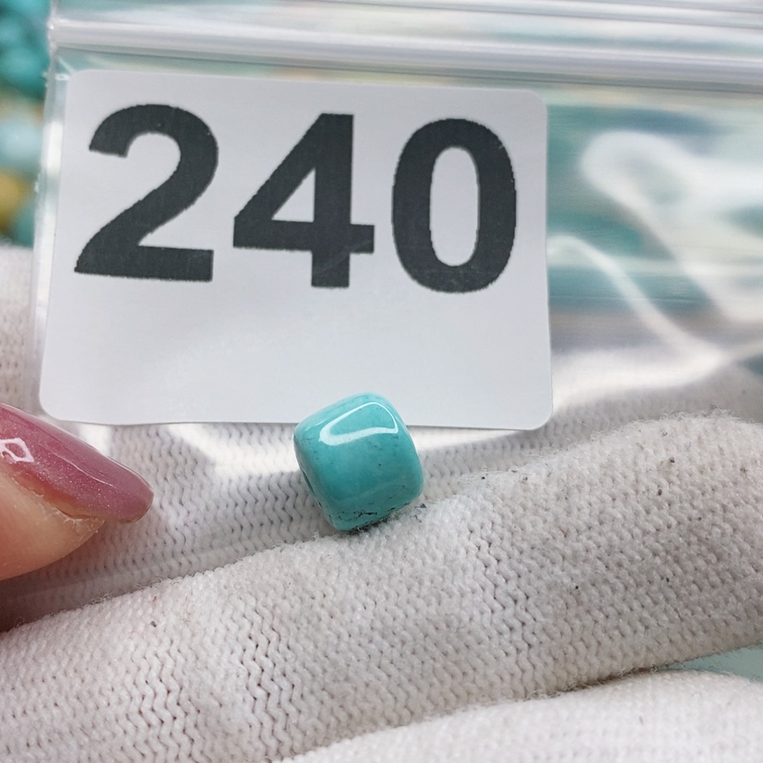 绿松石颈饰未镶嵌