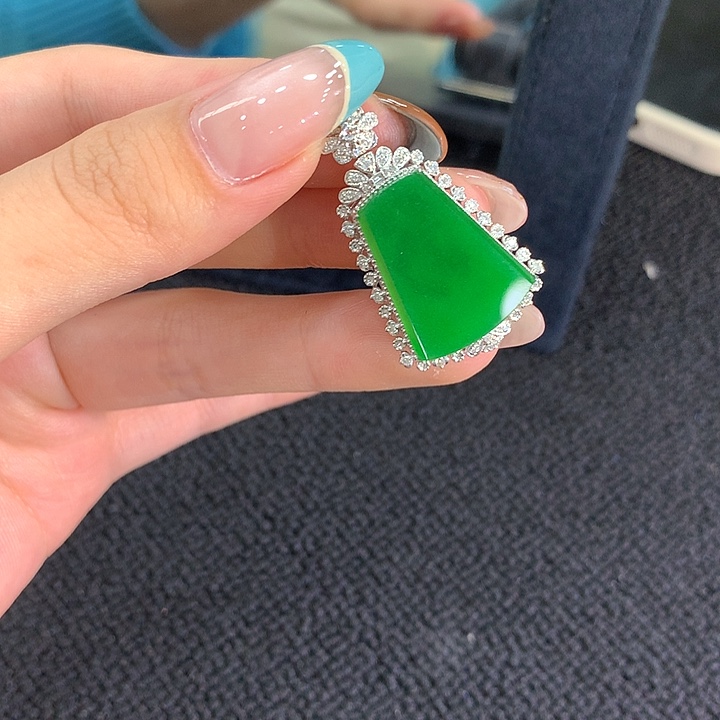 颈饰18K金镶嵌翡翠